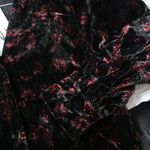 NWT PRINTED VELVET FLORAL BLOUSE. - Picture 10 of 10